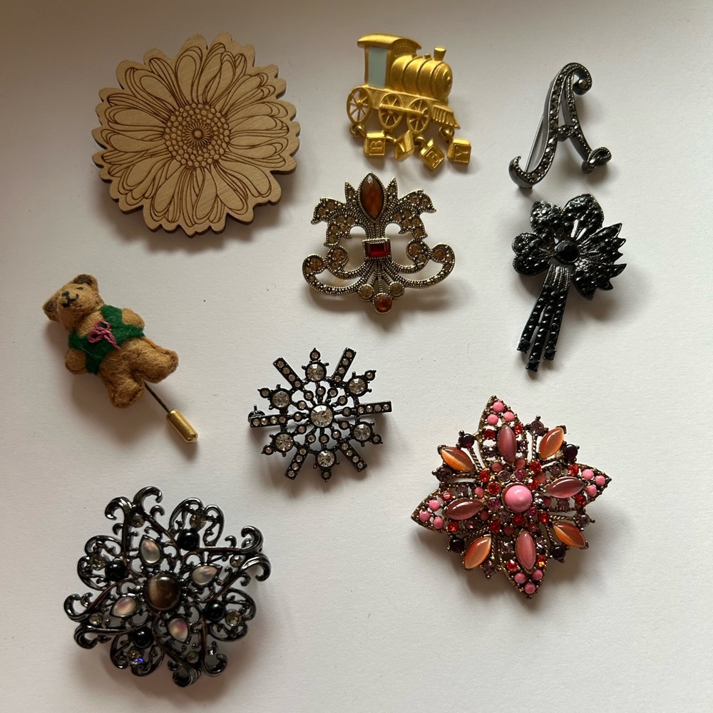 Vintage to New Brooch Lot Wood Gold Black Silver Rhinestone Fabric Wear Resale